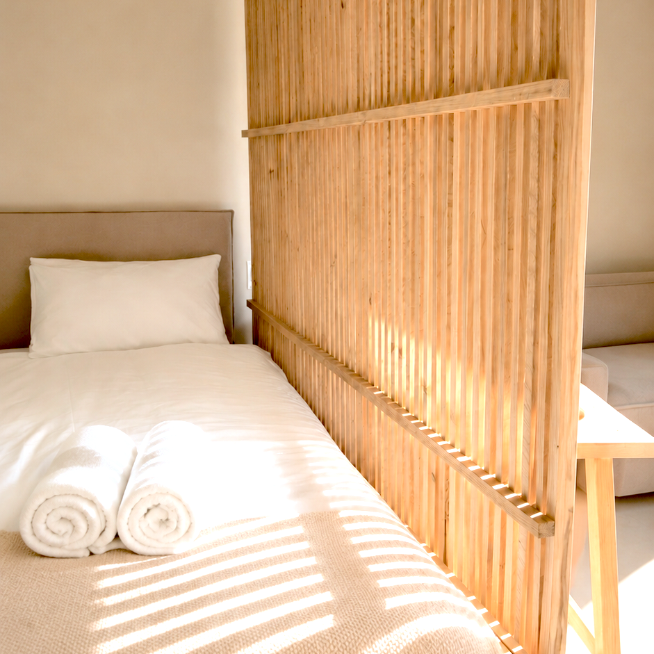 Nomad Studio bed with wooden divier