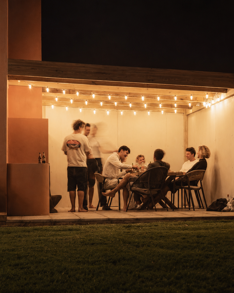 braai Surfers Lodge Nomad Edtion with friends and guest during the night
